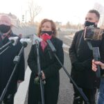 01.12.2020. Starachowice. Otwarcie nowego odcinka ulicy Moniuszki. Na zdjęciu (od lewej): Dominik Podsiadło - dyrektor firmy Budromost, Krzysztof Lipiec - poseł PiS, Agata Wojtyszek - posłanka PiS, Marek Materek - prezydent Starachowic i Szymon Antoniewski - kierownik budowy / Anna Głąb / Radio Kielce