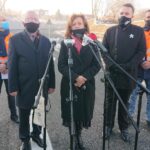 01.12.2020. Starachowice. Otwarcie nowego odcinka ulicy Moniuszki. Na zdjęciu (od lewej): Dominik Podsiadło - dyrektor firmy Budromost, Krzysztof Lipiec - poseł PiS, Agata Wojtyszek - posłanka PiS, Marek Materek - prezydent Starachowic i Szymon Antoniewski - kierownik budowy / Anna Głąb / Radio Kielce