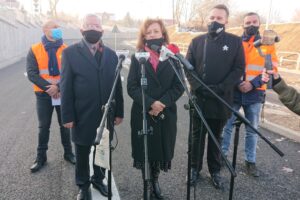 01.12.2020. Starachowice. Otwarcie nowego odcinka ulicy Moniuszki. Na zdjęciu (od lewej): Dominik Podsiadło - dyrektor firmy Budromost, Krzysztof Lipiec - poseł PiS, Agata Wojtyszek - posłanka PiS, Marek Materek - prezydent Starachowic i Szymon Antoniewski - kierownik budowy / Anna Głąb / Radio Kielce