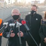 01.12.2020. Starachowice. Otwarcie nowego odcinka ulicy Moniuszki. Na zdjęciu (od lewej): Dominik Podsiadło - dyrektor firmy Budromost, Krzysztof Lipiec - poseł PiS, Marek Materek - prezydent Starachowic i Agata Wojtyszek - posłanka PiS / Anna Głąb / Radio Kielce