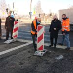 01.12.2020. Starachowice. Otwarcie nowego odcinka ulicy Moniuszki. Na zdjęciu (od lewej): Agata Wojtuszek - posłanka PiS, Marek Materek - prezydent Starachowic, Dominik Podsiadło - dyrektor firmy Budromost, Krzysztof Lipiec - poseł PiS i Szymon Antoniewski - kierownik budowy / Anna Głąb / Radio Kielce