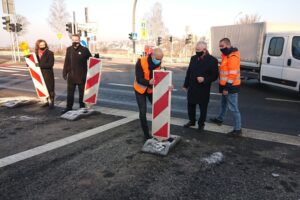 01.12.2020. Starachowice. Otwarcie nowego odcinka ulicy Moniuszki. Na zdjęciu (od lewej): Agata Wojtuszek - posłanka PiS, Marek Materek - prezydent Starachowic, Dominik Podsiadło - dyrektor firmy Budromost, Krzysztof Lipiec - poseł PiS i Szymon Antoniewski - kierownik budowy / Anna Głąb / Radio Kielce