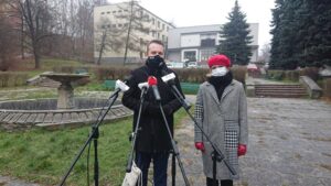 12.12.2020 Starachowice. Skwer przy Parku Kultury.Na zdjęciu prezydent Starachowic Marek Materek i dyrektor Parku Kultury Agnieszka Lasek-Piwarska / Anna Głąb / Radio Kielce