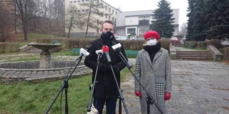 12.12.2020 Starachowice. Skwer przy Parku Kultury.Na zdjęciu prezydent Starachowic Marek Materek i dyrektor Parku Kultury Agnieszka Lasek-Piwarska / Anna Głąb / Radio Kielce