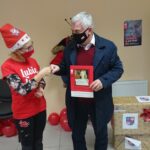 12.12.2020 Skarżysko-Kamienna. Akcja Szlachetna Paczka. Na zdjęciu koordynatorka Szlachetnej Paczki w powiecie skarżyskim Agnieszka Głowala-Stachura i marszałek Andrzej Bętkowski / Anna Głąb / Radio Kielce