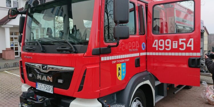 19.12.2020 Mirzec. Przekazanie nowego wozu strażackiego dla OSP Tychów Stary / Anna Głąb / Radio Kielce