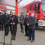 21.12.2020 Lipowe Pole. Odbiór prac remontowych w OSP. Na zdjęciu przemawia poseł Agata Wojtyszek w otoczeniu strażaków / Anna Głąb / Radio Kielce