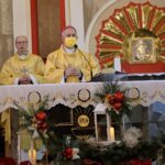 25.12.2020 Włoszczowa. Pasterka. Na zdjęciu (po prawej): biskup Jan Piotrowski / Dionizy Krawczyński / Radio Kielce