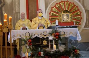 25.12.2020 Włoszczowa. Pasterka. Na zdjęciu (po prawej): biskup Jan Piotrowski / Dionizy Krawczyński / Radio Kielce