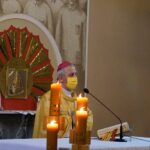 25.12.2020 Włoszczowa. Pasterka. Na zdjęciu: biskup Jan Piotrowski / Dionizy Krawczyński / Radio Kielce