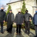 05.12.2020. Konferencja prasowa na temat prowadzenia prac archeologicznych w kościele św. Mikołaja w Imielnie. Na zdjęciu (od lewej): Zbigniew Huk - wójt gminy Imielno, ks. Mariusz Koza - proboszcz parafii i kościoła św. Mikołaja w Imielnie, Krzysztof Lipiec - poseł PiS, Andrzej Gołembnik - archeolog i ks. dr Paweł Tkaczyk - diecezjalny konserwator zabytków / Ewa Pociejowska-Gawęda / Radio Kielce