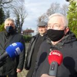 05.12.2020. Konferencja prasowa na temat prowadzenia prac archeologicznych w kościele św. Mikołaja w Imielnie. Na zdjęciu (od lewej): Zbigniew Huk - wójt gminy Imielno, ks. Mariusz Koza - proboszcz parafii i kościoła św. Mikołaja w Imielnie i Krzysztof Lipiec - poseł PiS / Ewa Pociejowska-Gawęda / Radio Kielce