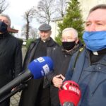 05.12.2020. Konferencja prasowa na temat prowadzenia prac archeologicznych  w kościele św. Mikołaja w Imielnie. Na zdjęciu (od lewej): Zbigniew Huk - wójt gminy Imielno, ks. Mariusz Koza - proboszcz parafii i kościoła św. Mikołaja w Imielnie, Krzysztof Lipiec - poseł PiS i ks. dr Paweł Tkaczyk - diecezjalny konserwator zabytków / Ewa Pociejowska-Gawęda / Radio Kielce