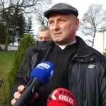 05.12.2020. Konferencja prasowa na temat prowadzenia prac archeologicznych  w kościele św. Mikołaja w Imielnie. Na zdjęciu (od lewej): Zbigniew Huk - wójt gminy Imielno i ks. Mariusz Koza - proboszcz parafii i kościoła św. Mikołaja w Imielnie / Ewa Pociejowska-Gawęda / Radio Kielce