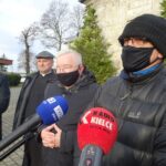 05.12.2020. Konferencja prasowa na temat prowadzenia prac archeologicznych w kościele św. Mikołaja w Imielnie. Na zdjęciu (od lewej): Zbigniew Huk - wójt gminy Imielno, ks. Mariusz Koza - proboszcz parafii i kościoła św. Mikołaja w Imielnie, Krzysztof Lipiec - poseł PiS i Andrzej Gołembnik - archeolog / Ewa Pociejowska-Gawęda / Radio Kielce