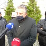 05.12.2020. Konferencja prasowa na temat prowadzenia prac archeologicznych w kościele św. Mikołaja w Imielnie. Na zdjęciu (od lewej): ks. Mariusz Koza - proboszcz parafii i kościoła św. Mikołaja w Imielnie, Krzysztof Lipiec - poseł PiS, Zbigniew Huk - wójt gminy Imielno i Andrzej Gołembnik - archeolog / Ewa Pociejowska-Gawęda / Radio Kielce