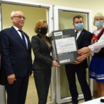 07.12.2020 Występy. Koło Gospodyń Wiejskich w Występach zajęło II miejsce w ogólnopolskim konkursie „Koło ARiMR w sercu wsi”. Na zdjęciu od lewej: Ireneusz Gliściński - wójt gminy Krasocin, Józef Cepil - dyrektor ARiMR w Kielcach, Anna Krupka – wiceminister sportu, Dariusz Frączek - radny gminy Krasocin, członkinie KGW w Występach / Ewa Pociejowska-Gawęda / Radio Kielce