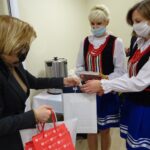 07.12.2020 Występy. Koło Gospodyń Wiejskich w Występach zajęło II miejsce w ogólnopolskim konkursie „Koło ARiMR w sercu wsi”. Anna Krupka - wiceminister sportu przekazuje nagrody dla KGW w Występach / Ewa Pociejowska-Gawęda / Radio Kielce