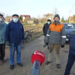 09.12.2020 Kluczewsko. Stado zaniedbanych krów. Na zdjęciu mieszkańcy miejscowości zaniepokojeni losem zwierząt. / Ewa Pociejowska-Gawęda / Radio Kielce