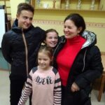 17.12.2020 Jędrzejów. Choinka pod choinkę. Na zdjęciu (od lewej): Bogdan Łazurko, Mira Łazurko i Ludmiła Łazurko; (z przodu w środku): Władzia Łazurko / Ewa Pociejowska-Gawęda / Radio Kielce