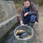 16.12.2020 Karsznice. Gospodarstwo rybackie. Na zdjęciu: Wojciech Sędek - właściciel Gospodarstwa  Rybackiego Biała Nida w Karsznicach / Ewa Pociejowska-Gawęda / Radio Kielce