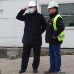 17.12.2020. Jędrzejów. Budowa Centrum Obsługi Pasażera. Na zdjęciu: Marek Bielecki - kierownik budowy i Marcin Piszczek - burmistrz Jędrzejowa / Ewa Pociejowska-Gawęda / Radio Kielce