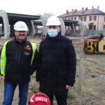 17.12.2020. Jędrzejów. Budowa Centrum Obsługi Pasażera.  Na zdjęciu: Marek Bielecki - kierownik budowy i Marcin Piszczek - burmistrz Jędrzejowa / Ewa Pociejowska-Gawęda / Radio Kielce