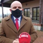 21.12.2020. Potok Wielki. Nowe wyposażenie wozu bojowego OSP Potok Wielki. Na zdjęciu: Mariusz Gosek - poseł / Ewa Pociejowska-Gawęda / Radio Kielce