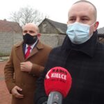 21.12.2020. Potok Wielki. Nowe wyposażenie wozu bojowego OSP Potok Wielki. Na zdjęciu (od lewej): Mariusz Gosek - poseł i Marcin Piszczek - burmistrz Jędrzejowa / Ewa Pociejowska-Gawęda / Radio Kielce