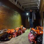 25.12.2020 Jędrzejów. Wolontariusze dostarczają paczki dla potrzebujących. Na zdjęciu: Tomasz Puchrowicz / Ewa Pociejowska-Gawęda / Radio Kielce