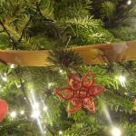 26.12.2020. Jędrzejów. Klasztor cystersów. Patriotyczna choinka / Ewa Pociejowska-Gawęda / Radio Kielce