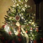 26.12.2020. Jędrzejów. Klasztor cystersów. Patriotyczna choinka / Ewa Pociejowska-Gawęda / Radio Kielce