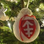 26.12.2020. Jędrzejów. Klasztor cystersów. Patriotyczna choinka / Ewa Pociejowska-Gawęda / Radio Kielce