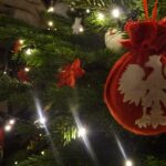 26.12.2020. Jędrzejów. Klasztor cystersów. Patriotyczna choinka / Ewa Pociejowska-Gawęda / Radio Kielce