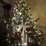 26.12.2020. Jędrzejów. Klasztor cystersów. Patriotyczna choinka / Ewa Pociejowska-Gawęda / Radio Kielce