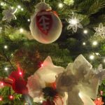 26.12.2020. Jędrzejów. Klasztor cystersów. Patriotyczna choinka / Ewa Pociejowska-Gawęda / Radio Kielce