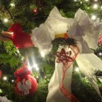 26.12.2020. Jędrzejów. Klasztor cystersów. Patriotyczna choinka / Ewa Pociejowska-Gawęda / Radio Kielce