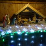 25.12.2020 Jędrzejów. Drewniana szopka bożonarodzeniowa przed głównym wejściem do kościoła klasztornego / Ewa Pociejowska-Gawęda / Radio Kielce