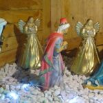 25.12.2020 Jędrzejów. Drewniana szopka bożonarodzeniowa przed głównym wejściem do kościoła klasztornego / Ewa Pociejowska-Gawęda / Radio Kielce