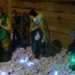 25.12.2020 Jędrzejów. Drewniana szopka bożonarodzeniowa przed głównym wejściem do kościoła klasztornego / Ewa Pociejowska-Gawęda / Radio Kielce