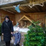 25.12.2020 Jędrzejów. Drewniana szopka bożonarodzeniowa przed głównym wejściem do kościoła klasztornego / Ewa Pociejowska-Gawęda / Radio Kielce