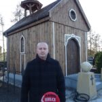 28.12.2020 Jędrzejów. Kaplica cmentarna po renowacji. Na zdjęciu: Marcin Piszczek - burmistrz Jędrzejowa / Ewa Pociejowska-Gawęda / Radio Kielce