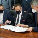 07.12.2020. Rytwiany. Podpisanie listu intencyjnego w sprawie ożywienia gospodarczego gminy Rytwiany. Na zdjęciu (od lewej): Mariusz Dudek - prezes spółki Elpologistyka, Michał Cieślak - poseł Porozumienia, minister w Kancelarii Prezesa Rady Ministrów; Grzegorz Forkasiewicz - wójt Rytwian / Michał Kita / Radio Kielce