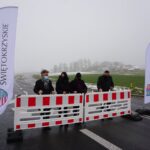 11.12.2020. Czałczyn gmina Łopuszno. Otwarcie obwodnicy w ciągu wyremontowanej drogi Łopuszno - Radoszyce. Na zdjęciu (od lewej): senator Krzysztof Słoń PiS, Beata Gryz z firmy STRABAG wykonawcy inwestycji, Andrzej  Bętkowski – marszałek województwa,  Tomasz Jamka - członek zarządu województwa / Michał Kita / Radio Kielce