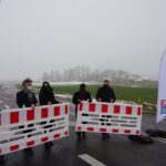 11.12.2020. Czałczyn gmina Łopuszno. Otwarcie obwodnicy w ciągu wyremontowanej drogi Łopuszno - Radoszyce. Na zdjęciu (od lewej): senator Krzysztof Słoń PiS, Beata Gryz z firmy STRABAG wykonawcy inwestycji, Andrzej  Bętkowski – marszałek województwa,  Tomasz Jamka - członek zarządu województwa / Michał Kita / Radio Kielce