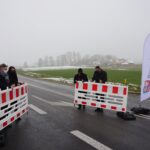 11.12.2020. Czałczyn gmina Łopuszno. Otwarcie obwodnicy w ciągu wyremontowanej drogi Łopuszno - Radoszyce. Na zdjęciu (od lewej): senator Krzysztof Słoń PiS, Beata Gryz z firmy STRABAG wykonawcy inwestycji, Andrzej  Bętkowski – marszałek województwa,  Tomasz Jamka - członek zarządu województwa / Michał Kita / Radio Kielce