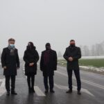11.12.2020. Czałczyn gmina Łopuszno. Otwarcie obwodnicy w ciągu wyremontowanej drogi Łopuszno - Radoszyce. Na zdjęciu (od lewej): senator Krzysztof Słoń PiS, Beata Gryz z firmy STRABAG wykonawcy inwestycji, Andrzej  Bętkowski – marszałek województwa,  Tomasz Jamka - członek zarządu województwa / Michał Kita / Radio Kielce