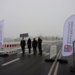 11.12.2020. Czałczyn gmina Łopuszno. Otwarcie obwodnicy w ciągu wyremontowanej drogi Łopuszno - Radoszyce. Na zdjęciu (od lewej): senator Krzysztof Słoń PiS, Beata Gryz z firmy STRABAG wykonawcy inwestycji, Andrzej  Bętkowski – marszałek województwa,  Tomasz Jamka - członek zarządu województwa / Michał Kita / Radio Kielce