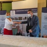 01.12.2020. Busko-Zdrój. Podpisanie umowy z wykonawcą na rozbudowę szpitala „Krystyna”. Na zdjęciu (od lewej): Anna Bartela - prezes zarządu „Anna-Bud” z Bilczy i Wojciech Lubawski - prezes Uzdrowiska Busko-Zdrój S.A. / Uzdrowisko Busko-Zdrój S.A.