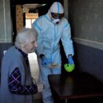 01.12.2020. Łączna. Terytorialsi opiekują się chorymi pensjonariuszami Domu Opieki ,,Liliowy Dworek” / ŚBOT